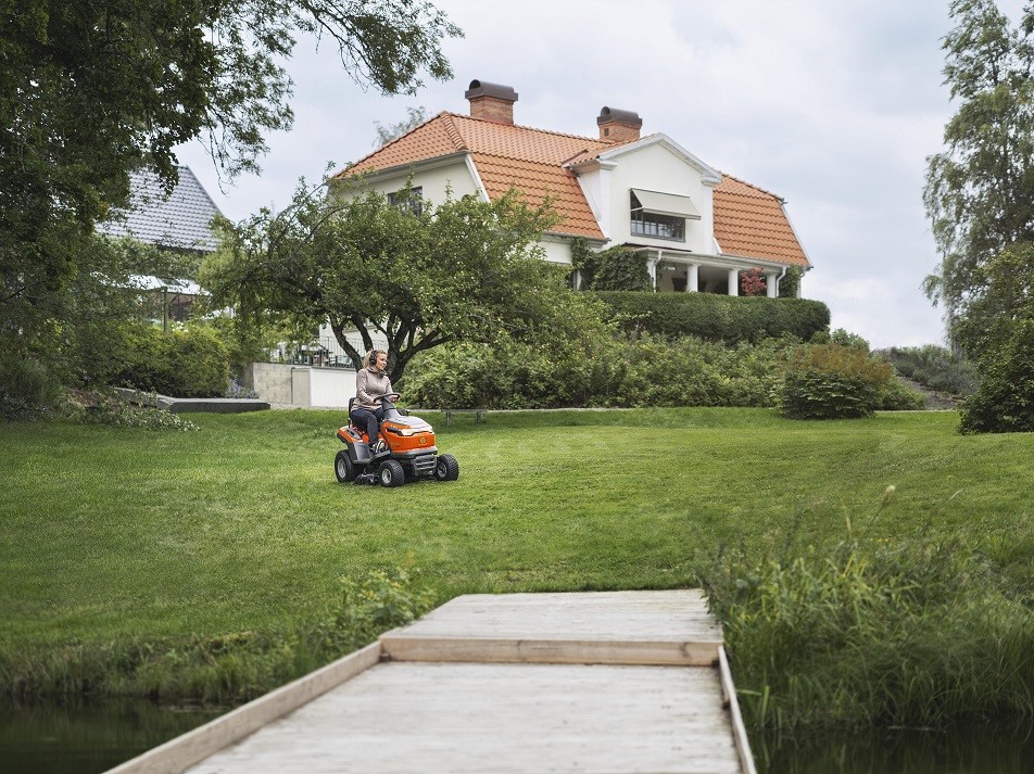 Fókuszban a Husqvarna TS 112 fűnyíró traktor